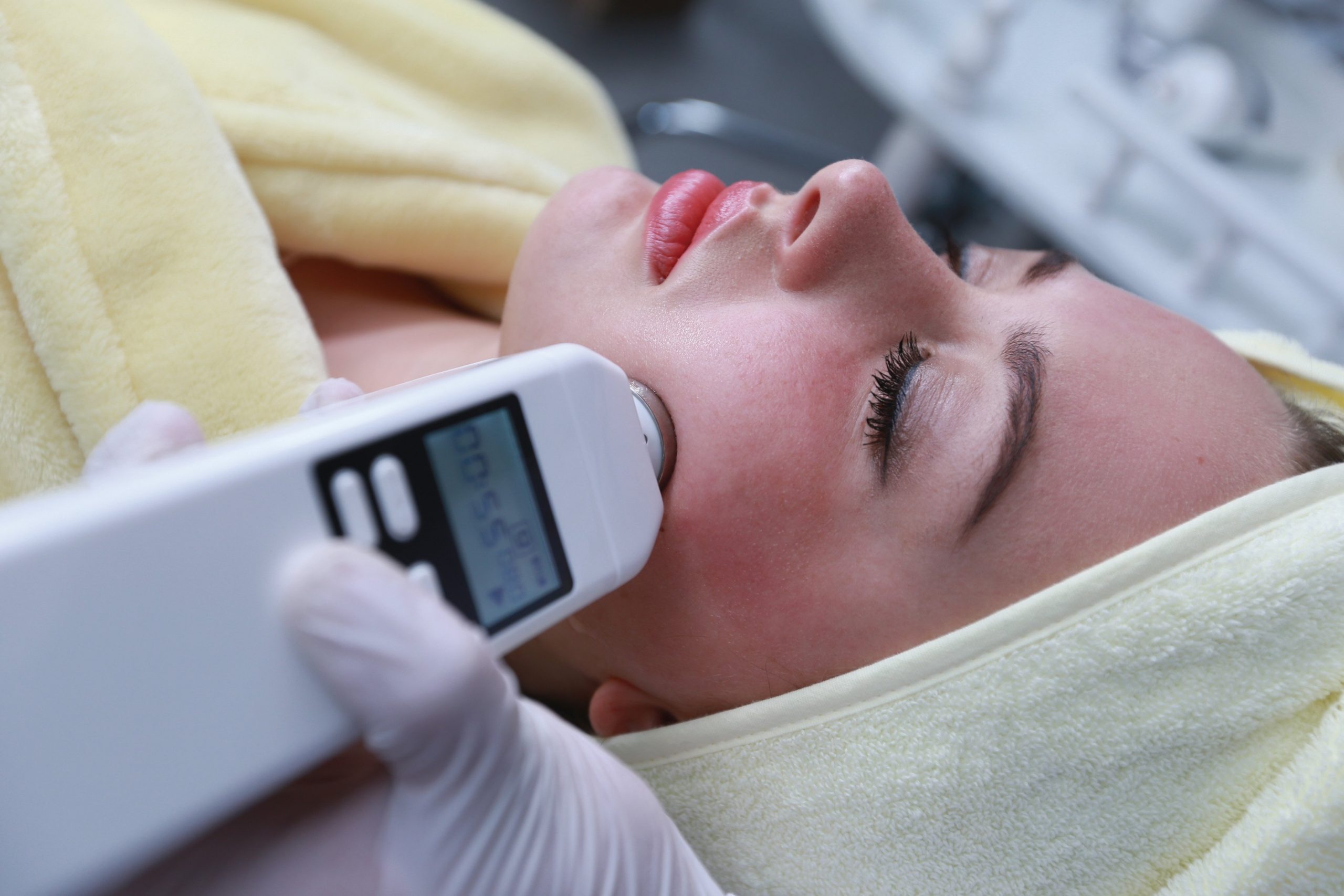 Ultrasonic cosmetology introduces a revolutionary approach to beauty, merging ultrasonic cosmetology with beauty and skincare. The benefits are vast, from enhancing skin quality to reducing wrinkles and fine lines.