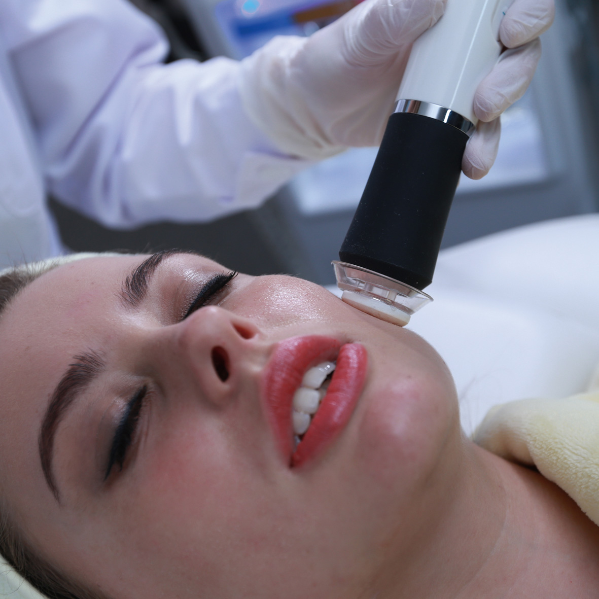 Ultrasonic cosmetology introduces a revolutionary approach to beauty, merging ultrasonic cosmetology with beauty and skincare. The benefits are vast, from enhancing skin quality to reducing wrinkles and fine lines.