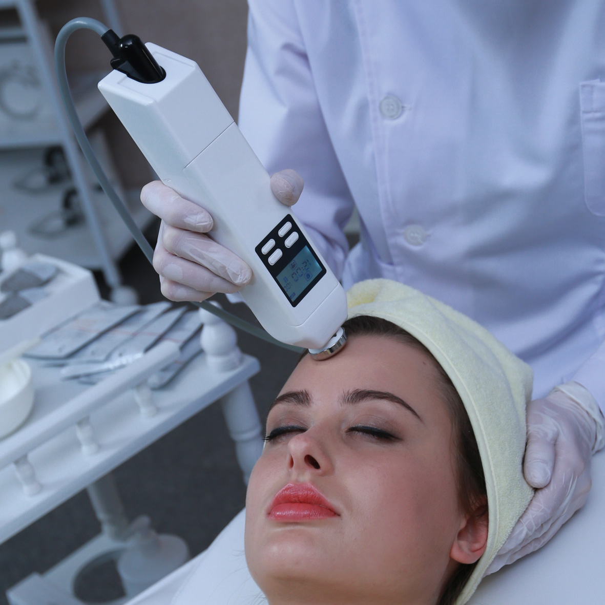 Radiofrequency energy refers to the use of radio waves to generate heat within body tissues. These waves, typically in the range of 3 kHz to 300 GHz, can penetrate the skin, creating a thermal effect. 